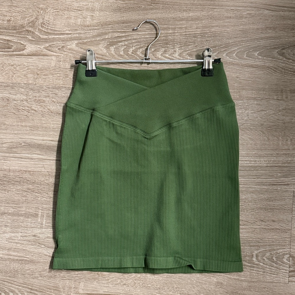 Oqq Green cross over waist Skirt - Picture 1 of 4